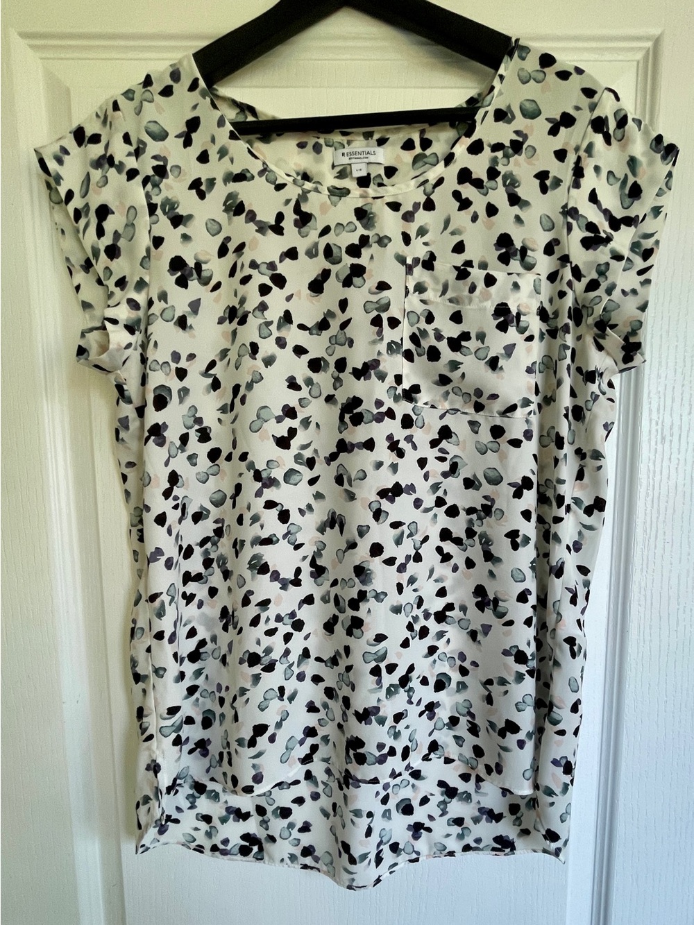 Reitman’s Short Sleeve Top with Black, Gray, and Blush Pink pattern